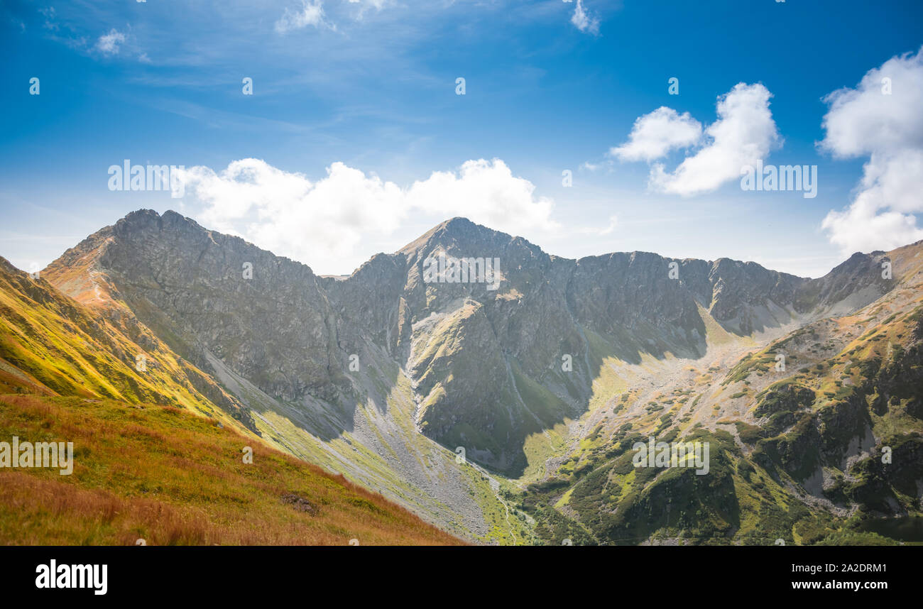 Ostry Rohac e Rohac Placzliwy nella parte occidentale dei monti Tatra - due splendide cime rocciose oltre 2000 m Foto Stock