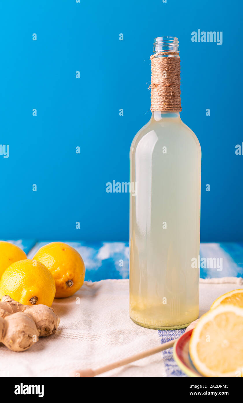 Una bevanda rinfrescante al limone con miele e zenzero. Limone fresco. Miele biologico. Una bevanda energetica naturale. Foto Stock