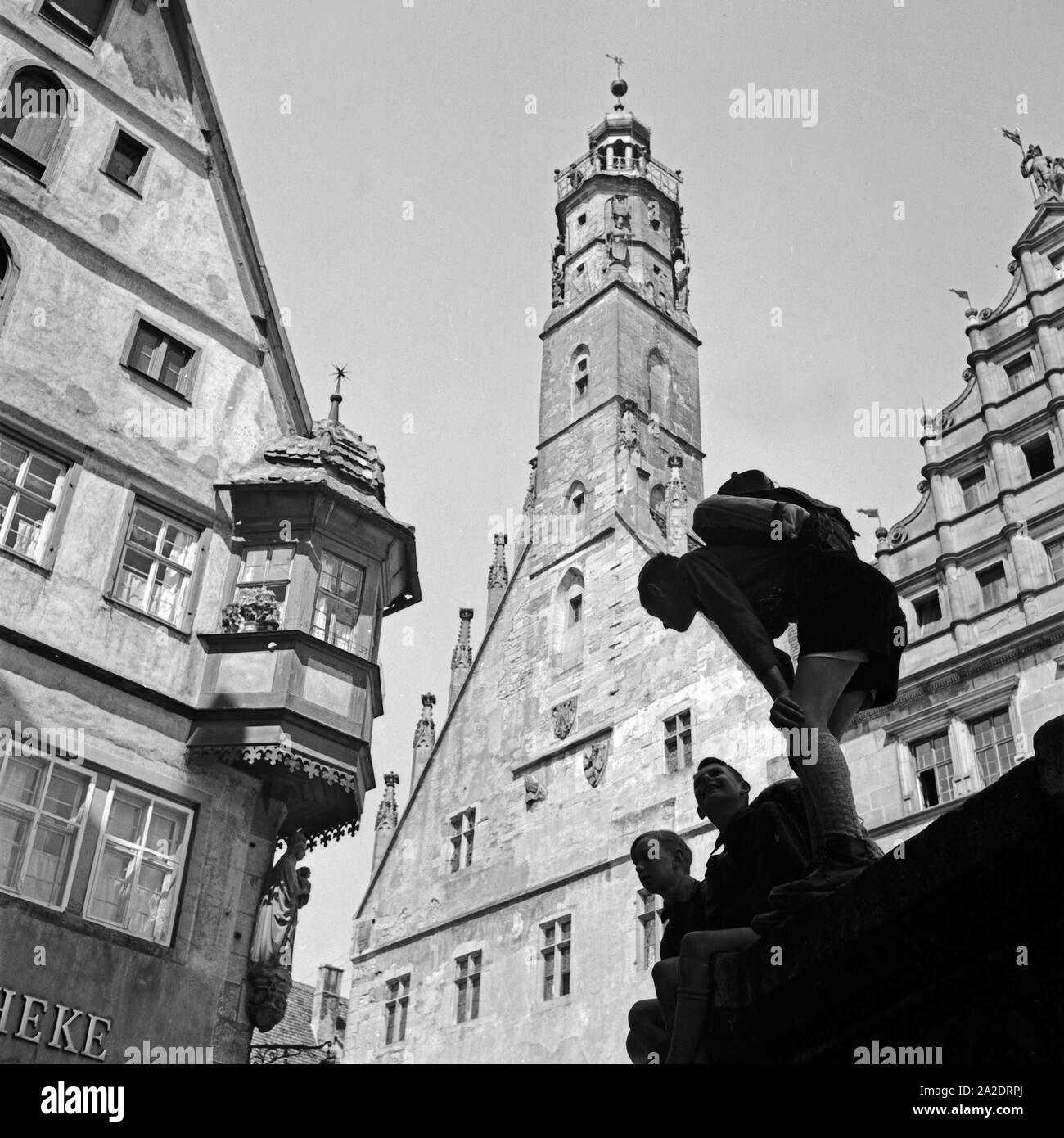 Drei Hitlerjungen a Rothenburg ob der Tauber, Deutschland 1930er Jahre. Tre giovani di Hitler a Rothenburg ob der Tauber, Germania 1930s. Foto Stock