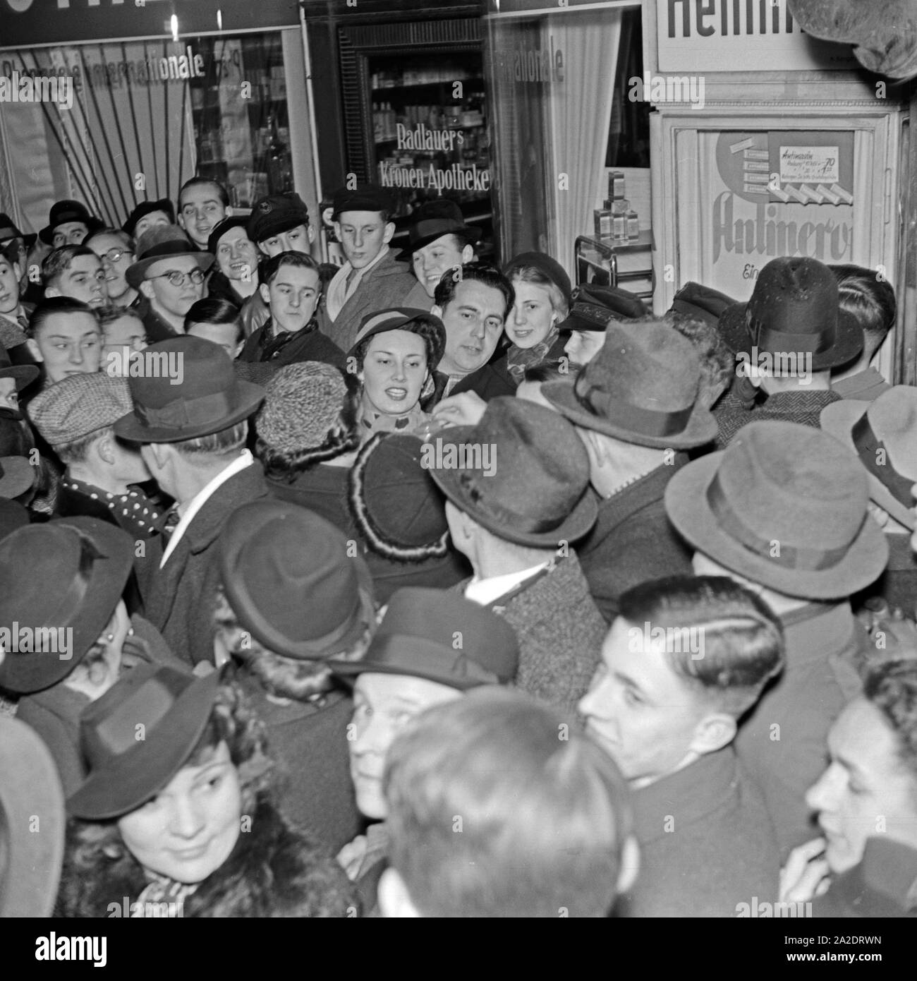 Am Tag der nationalen Solidarität Parteifunktionäre sammeln und Künstler, wie hier Lida Baarova, die Geliebte von Joseph Goebbels, Geldspenden für das Winterhelfswerk, Deutschland 1930er Jahre. Il giorno di solidarietà nazionale nazista di funzionari e degli artisti a raccogliere donazioni per l'organizzazione Winterhilfswerk, Germania 1930s. Foto Stock