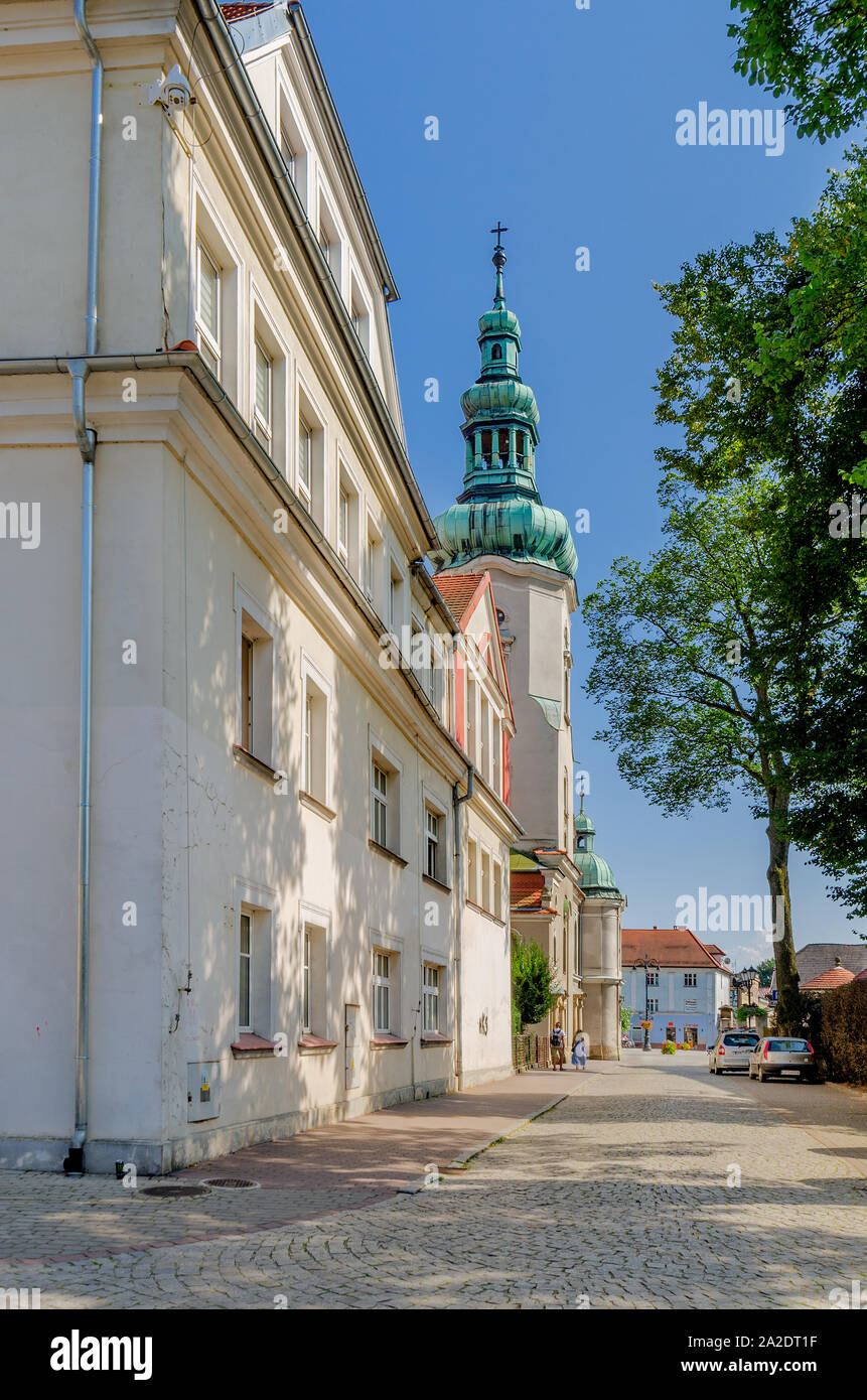 Pszczyna (ger.: Pless), provincia di Slesia, Polonia. Basztowa street, chiesa luterana torre in background. Foto Stock