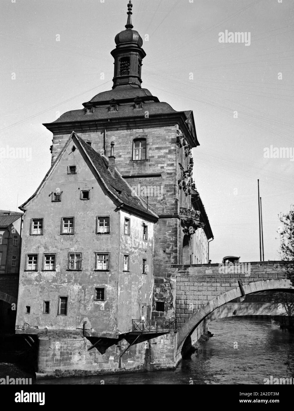 Das alte Rathaus auf der Brücke über die Regnitz a Bamberg, Deutschland 1930er Jahre. Il vecchio Municipio presso il ponte sul fiume Regnitz a Bamberg, Germania 1930s. Foto Stock