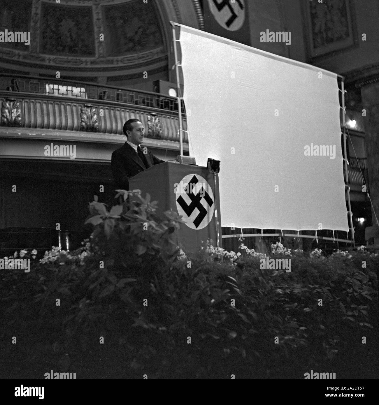 Der Sportwagen- und Langstreckenfahrer Paolo Schweder hält einen Vortrag über Autos und die Firma Ford Marmorsaal im am Zoo di Berlino, Deutschland 1930er Jahre. Roadster e lunga distanza conducente Paolo Schweder offrendo una lezione su vetture e la società Ford a Marmorsaal hall vicino al Zoo di Berlino, Germania 1930s. Foto Stock