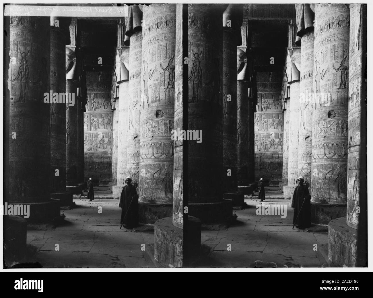 Viste egiziano; tempio di Hathor, Dendera. Grande vestibolo Foto Stock