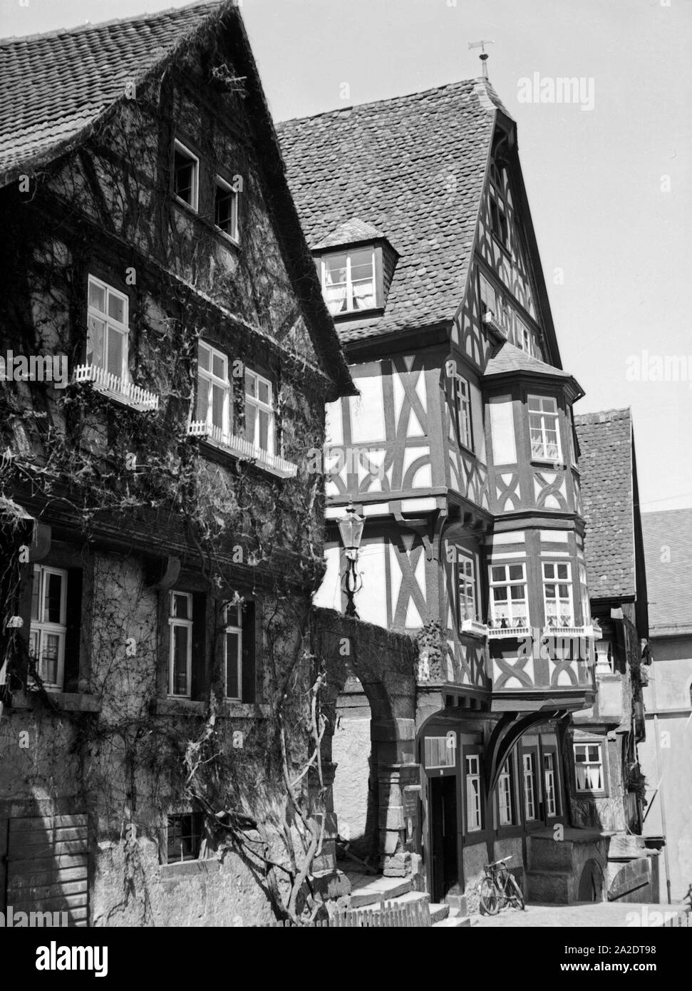 Alte Fachwerkhäuser in Miltenberg, Deutschland 1930er Jahre. Vecchie case con travi di legno a Miltenberg, Germania 1930s. Foto Stock