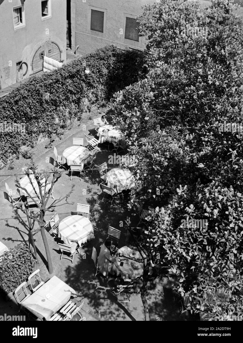 Nette kleine Außengastronomie in einem Innenhof in Miltenberg, Deutschland 1930er Jahre. Bella piccola ristorazione in un cortile a Miltenberg, Germania 1930s. Foto Stock