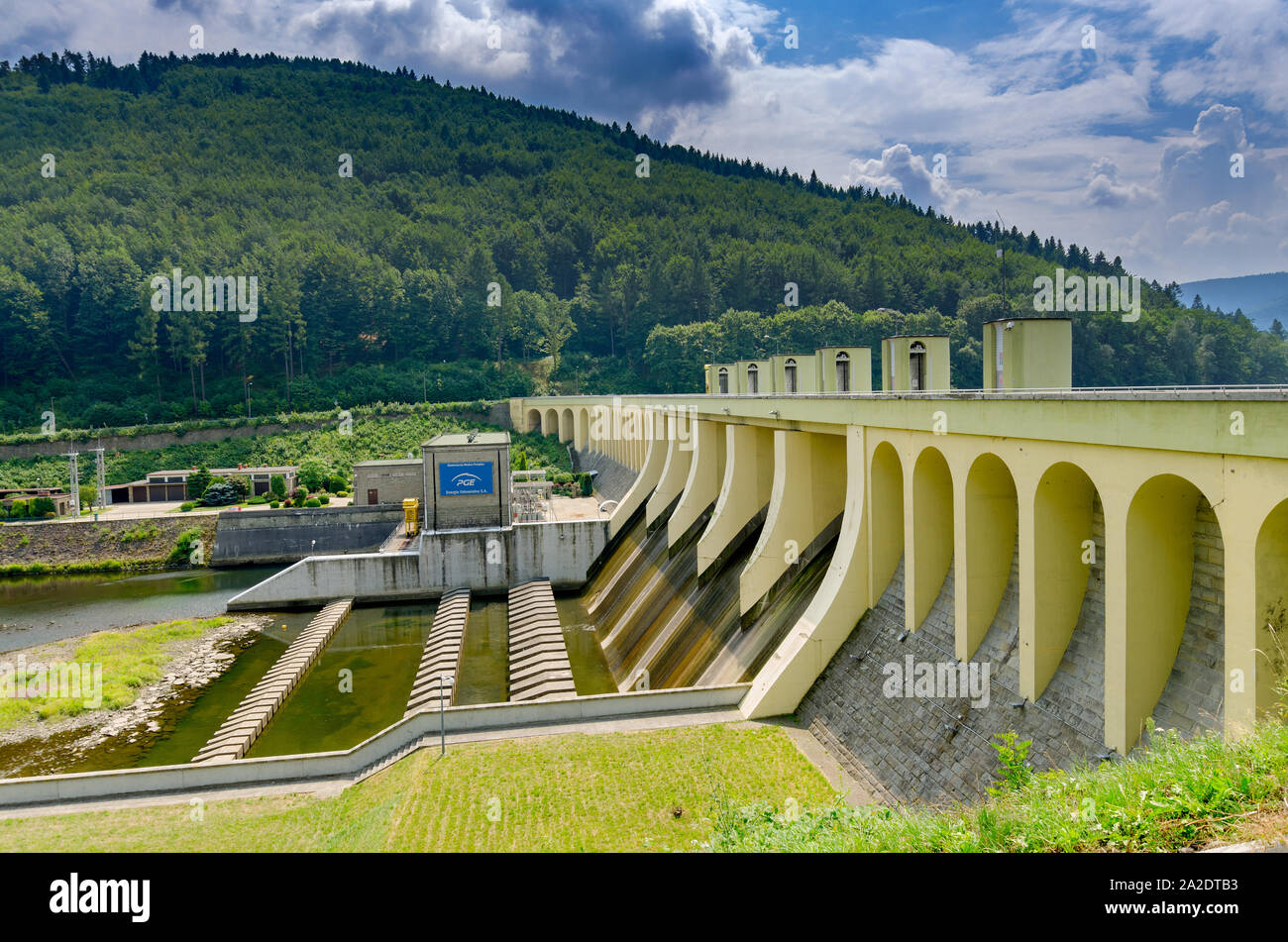 Miedzybrodzie Bialskie, provincia di Slesia, Polonia. Porabka diga e centrale idroelettrica sul fiume Sola. Beskid Maly montagne. Foto Stock