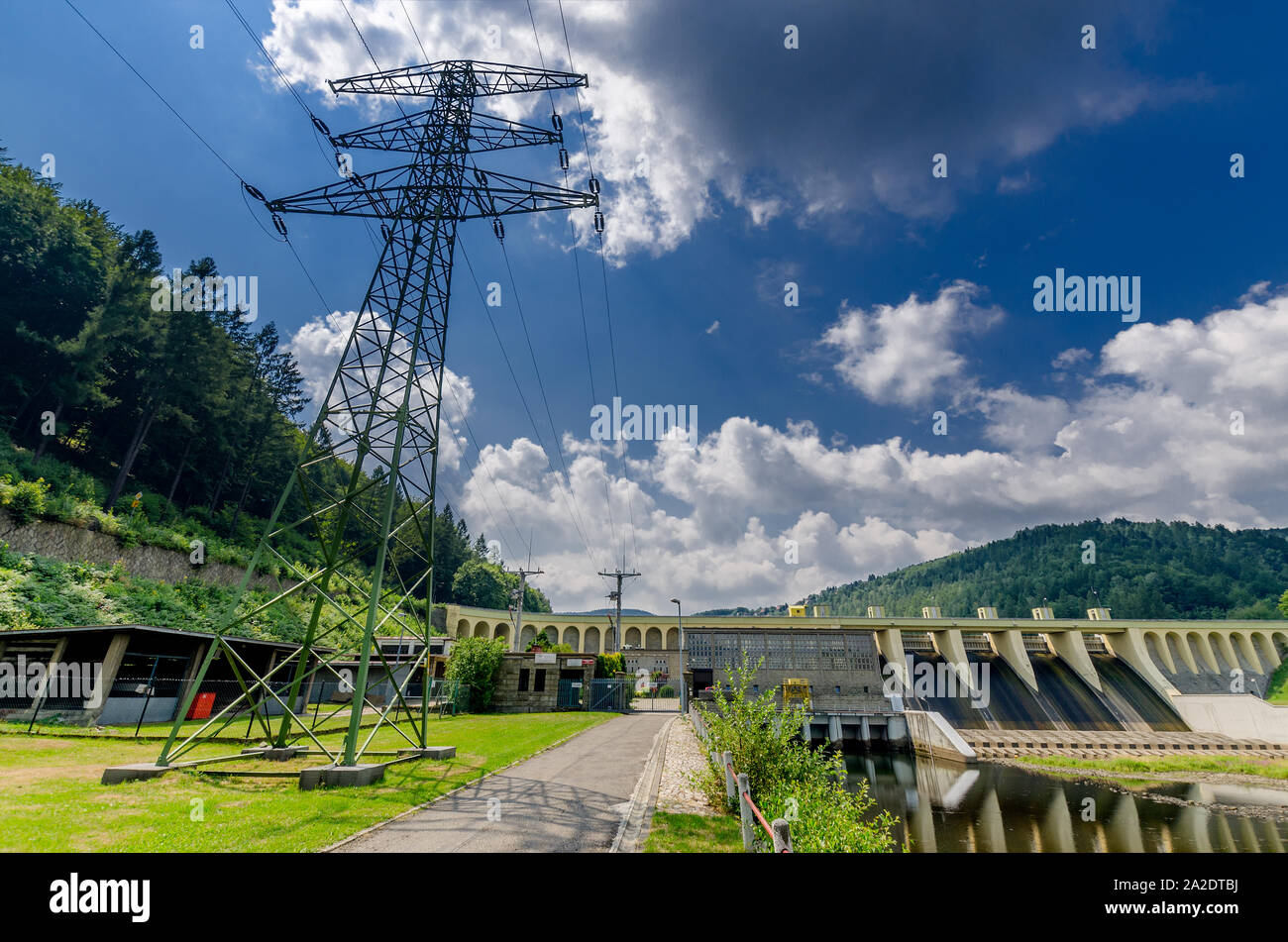 Miedzybrodzie Bialskie, provincia di Slesia, Polonia. Porabka diga e centrale idroelettrica sul fiume Sola. Beskid Maly montagne. Foto Stock