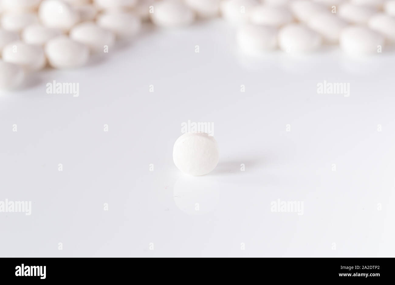 Un gran numero di compresse. Medicina di prescrizione. Pillole di bianco. Shopping presso la farmacia. Una cura per questa malattia. Medicina in varie forme. Foto Stock