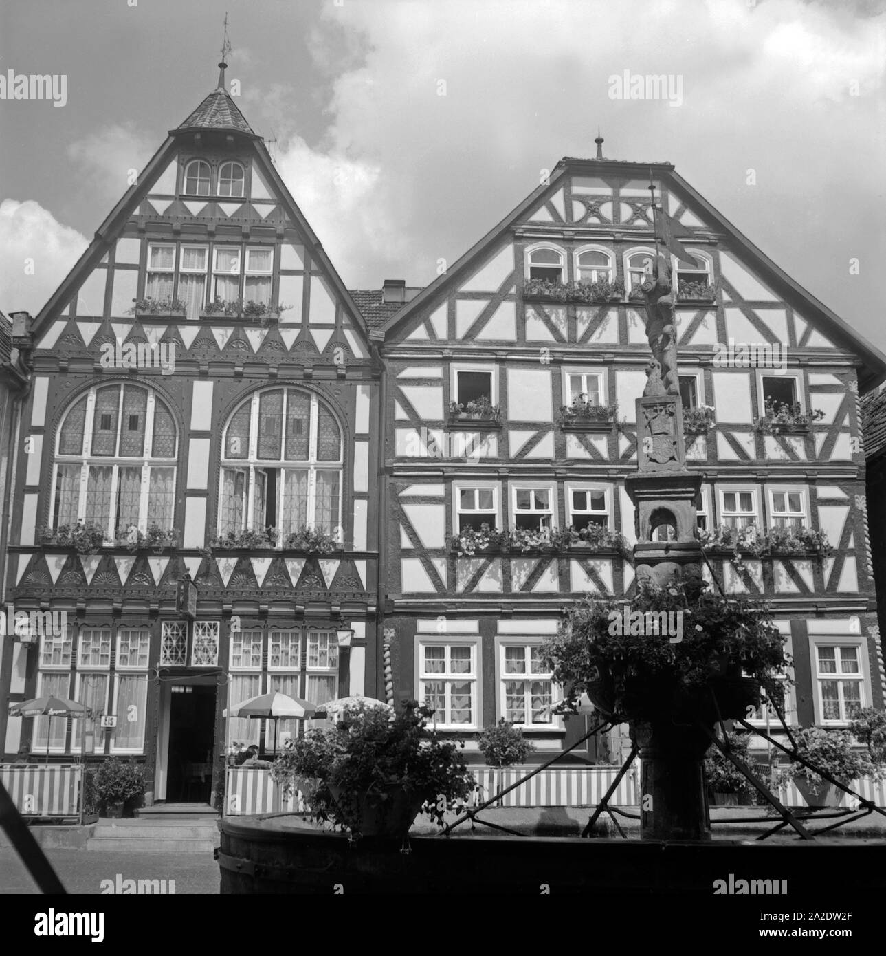 Fachwerkhäuser und Brunnen in der Altstadt von Mainz, Deutschland 1930er Jahre. Case con travi di legno e la fontana presso la vecchia città di Mainz, Germania 1930s. Foto Stock