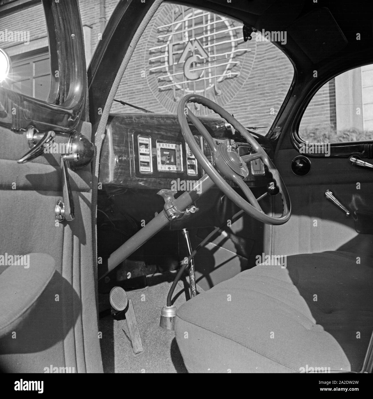 Fahrersitz und Lenkrad am Armaturenbrett im Ford V8, Deutschland 1930er Jahre. Sedile del conducente, il volante e il cruscotto di automobile di una Ford V8, Germania 1930s. Foto Stock