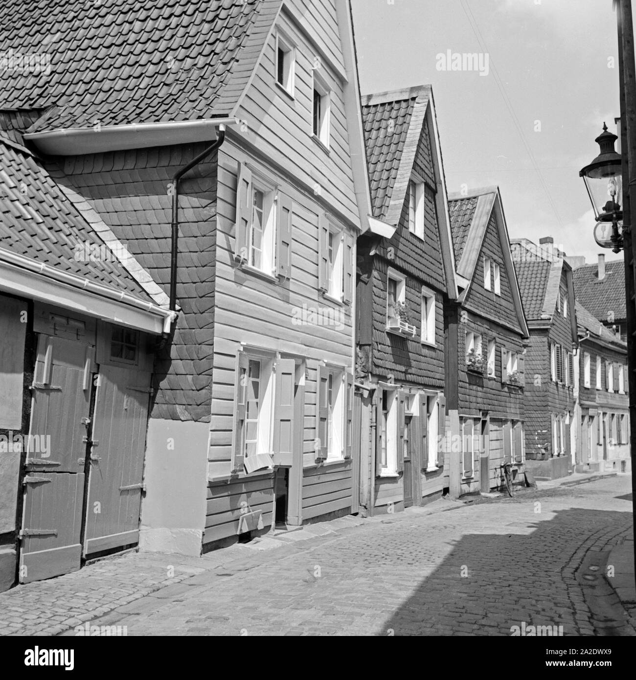 Malerische Häuserzeile in der Altstadt von Solingen, Deutschland 1930er Jahre. Scenic fila di case presso la vecchia città di Solingen, Germania 1930s. Foto Stock