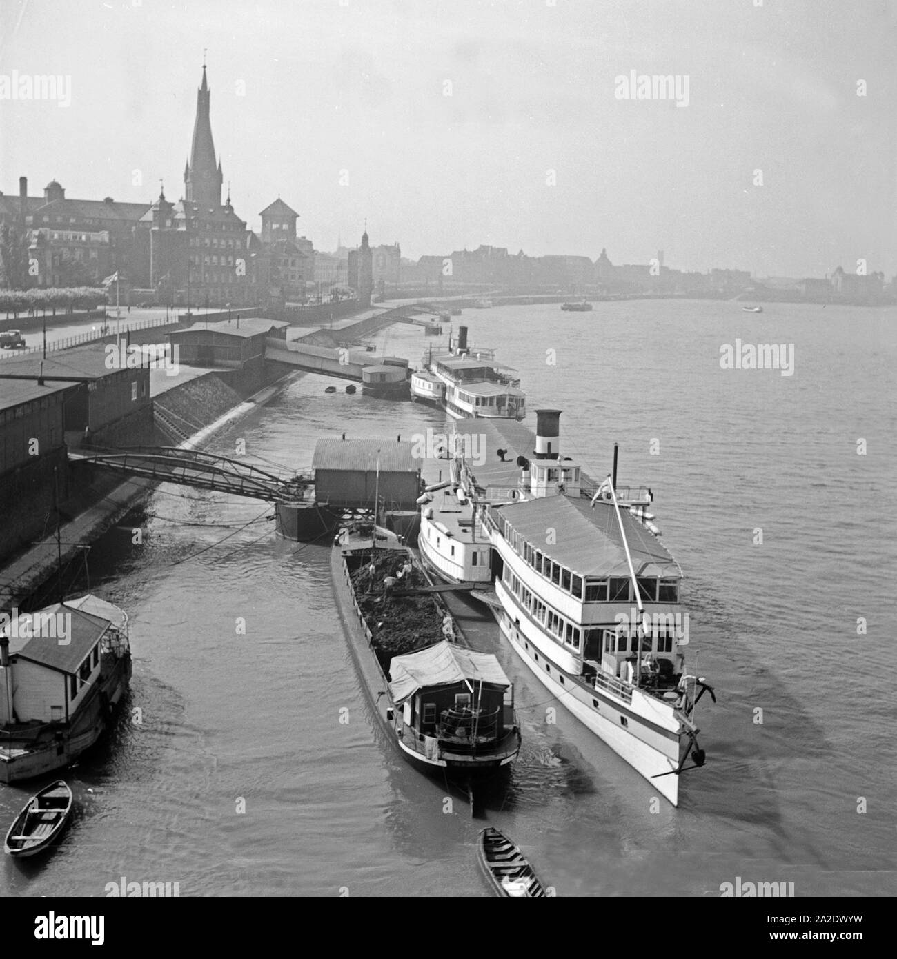 Schiffe legen in der Altstadt von Düsseldorf un, Deutschland 1930er Jahre. Ancoraggio delle navi presso la vecchia città di Duesseldorf, Germania 1930s. Foto Stock