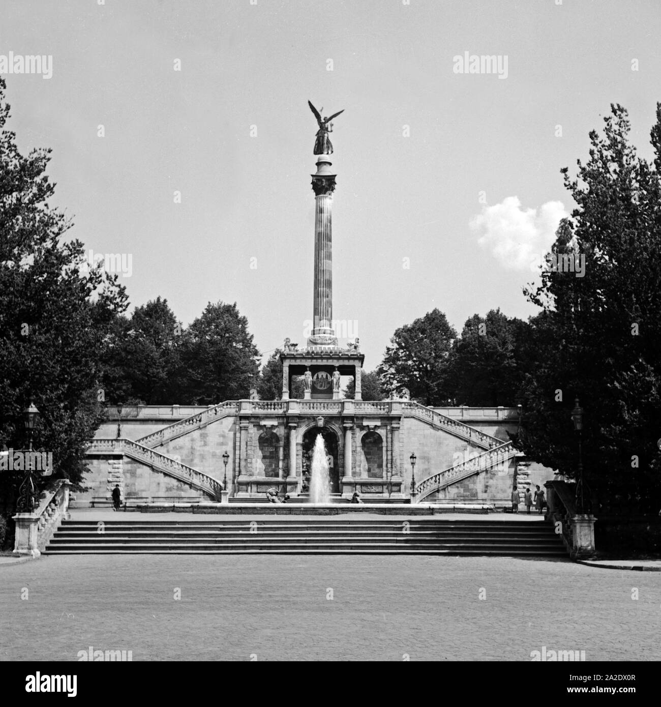 Der Friedensengel im Stadtteil Bogenhausen in München, Deutschland 1930er Jahre. Angelo della pace a Monaco di Baviera quartiere di Bogenhausen, Germania 1930s. Foto Stock