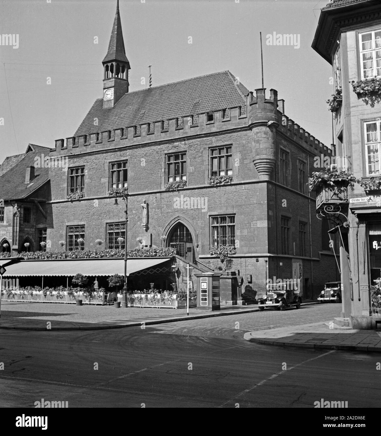 Das alte Rathaus auf dem Marktplatz a Gottinga, Deutschland 1930er Jahre. Il vecchio municipio presso il principale mercato di Goettingen, Germania 1930s. Foto Stock