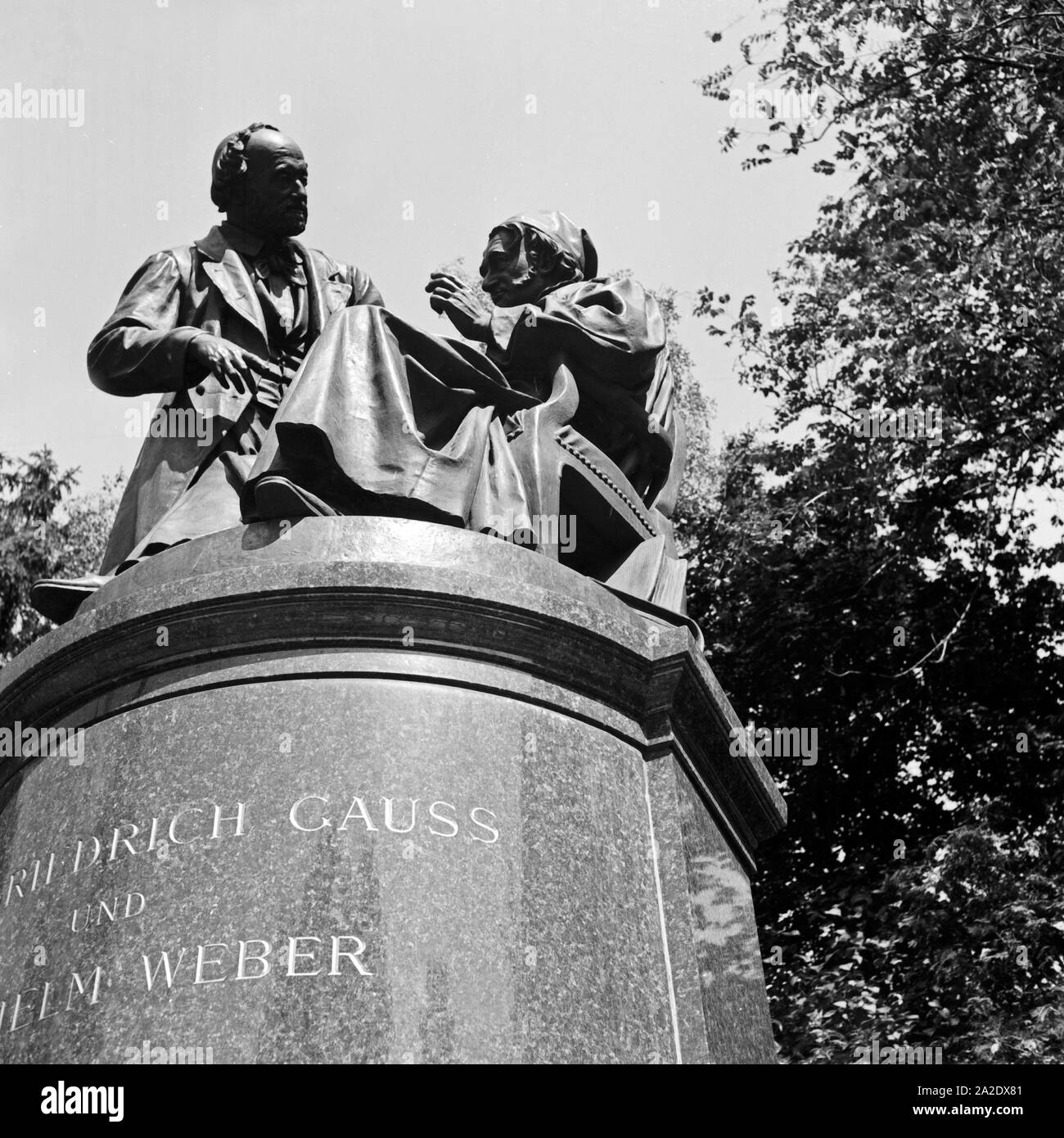 Das Gauss Weber Denkmal in der Innenstadt von Göttingen, Deutschland 1930er Jahre. Il monumento di Gauss e Weber presso la città di Goettingen, Germania 1930s. Foto Stock
