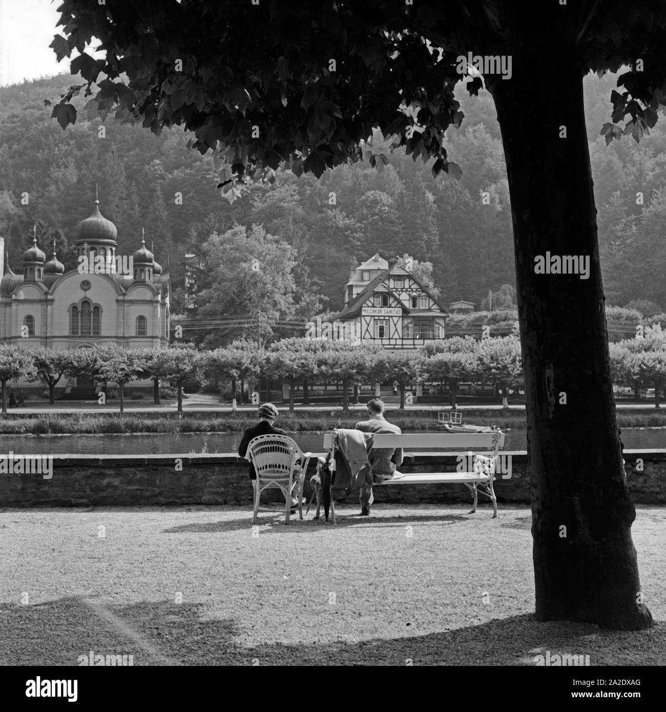 Die Russische Kirche San Alexandra neben der Milchkur Sanitas am Ufer der Lahn in Bad Ems, Deutschland 1930er Jahre. Russian othodox San Alexandra la chiesa e il latte spa resort Sanitas sul shor del fiume Lahn a Bad Ems, Germania 1930s. Foto Stock