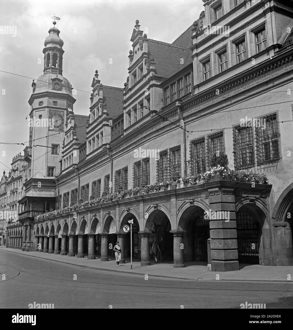 Arkadengang am alten Rathaus in Leipzg, Deutschland 1930er Jahre. Pavimento coperto al Vecchio Municipio di Lipsia, Germania 1930s. Foto Stock