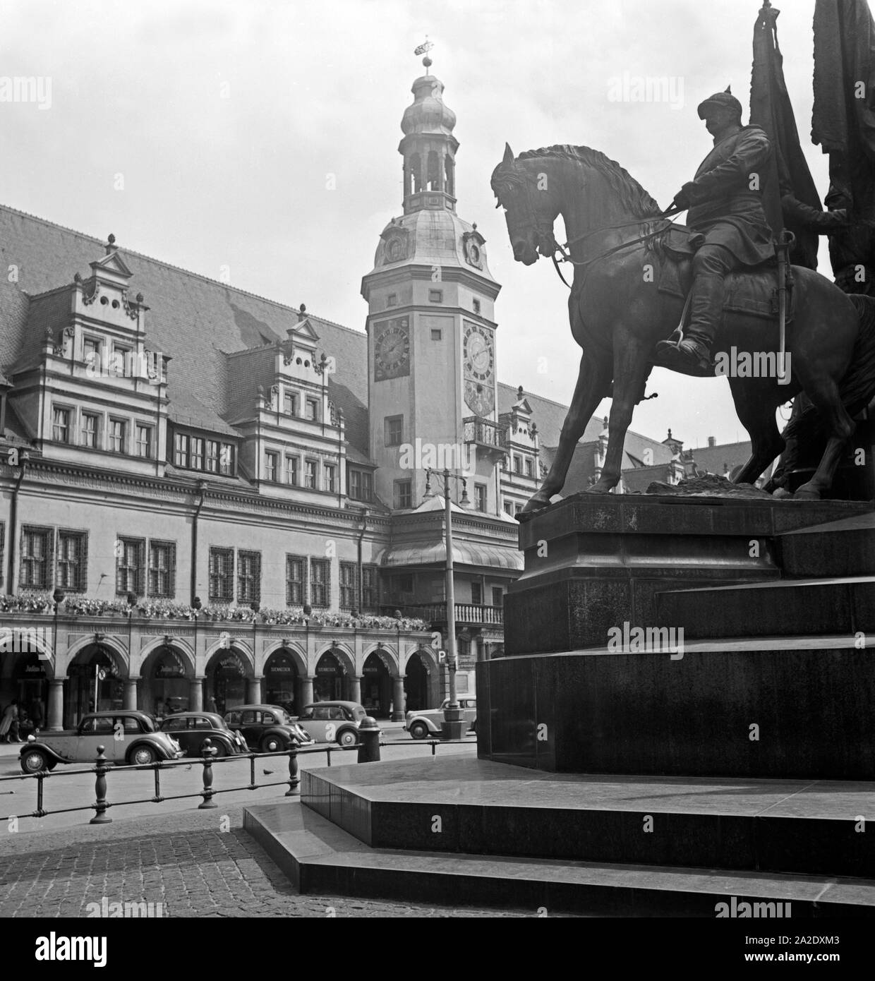 Das alte Rathaus di Lipsia mit einer Figurengruppe mit Otto von Bismarck davor, Deutschland 1930er Jahre. Il vecchio Municipio di Lipsia con un memoriale di Bismarck davanti, Germania 1930s. Foto Stock