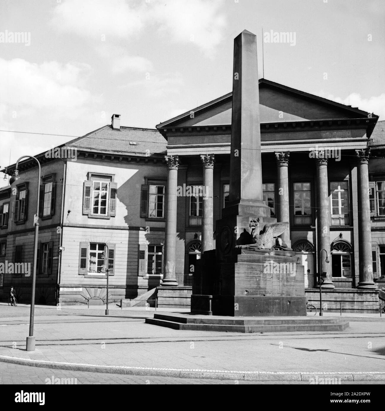 Die Verfassungssäule auf dem Rondellplatz a Karlsruhe, Deutschland 1930er Jahre. Costituzione colonna a Rondellplatz Square nella città di Karlsruhe, Germania 1930s. Foto Stock