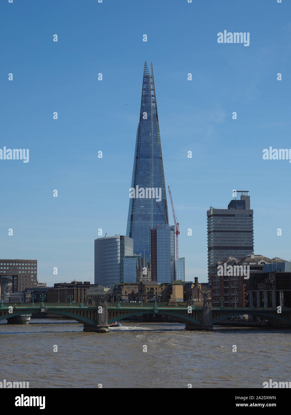 LONDON, Regno Unito - CIRCA NEL SETTEMBRE 2019: La Shard grattacielo progettato dall'architetto italiano Renzo Piano è il più alto edificio della città Foto Stock
