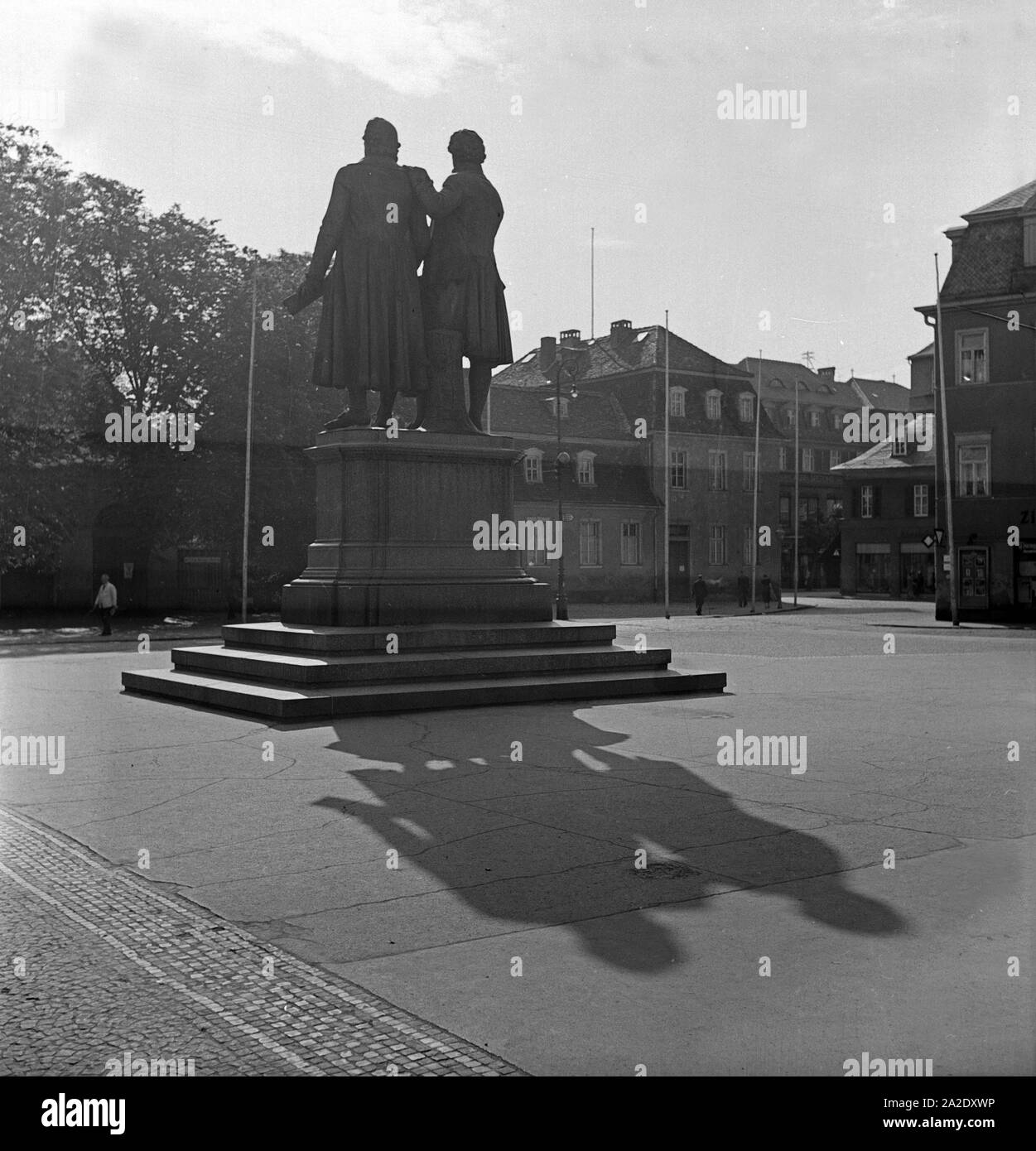 Das Goethe Schiller Denkmal vor dem Natinaltheater a Weimar, Deutschland 1930er Jahre. Il Goethe monumento a Schiller nella parte anteriore del Nationaltheater teatro a Weimar, Germania 1930s. Foto Stock