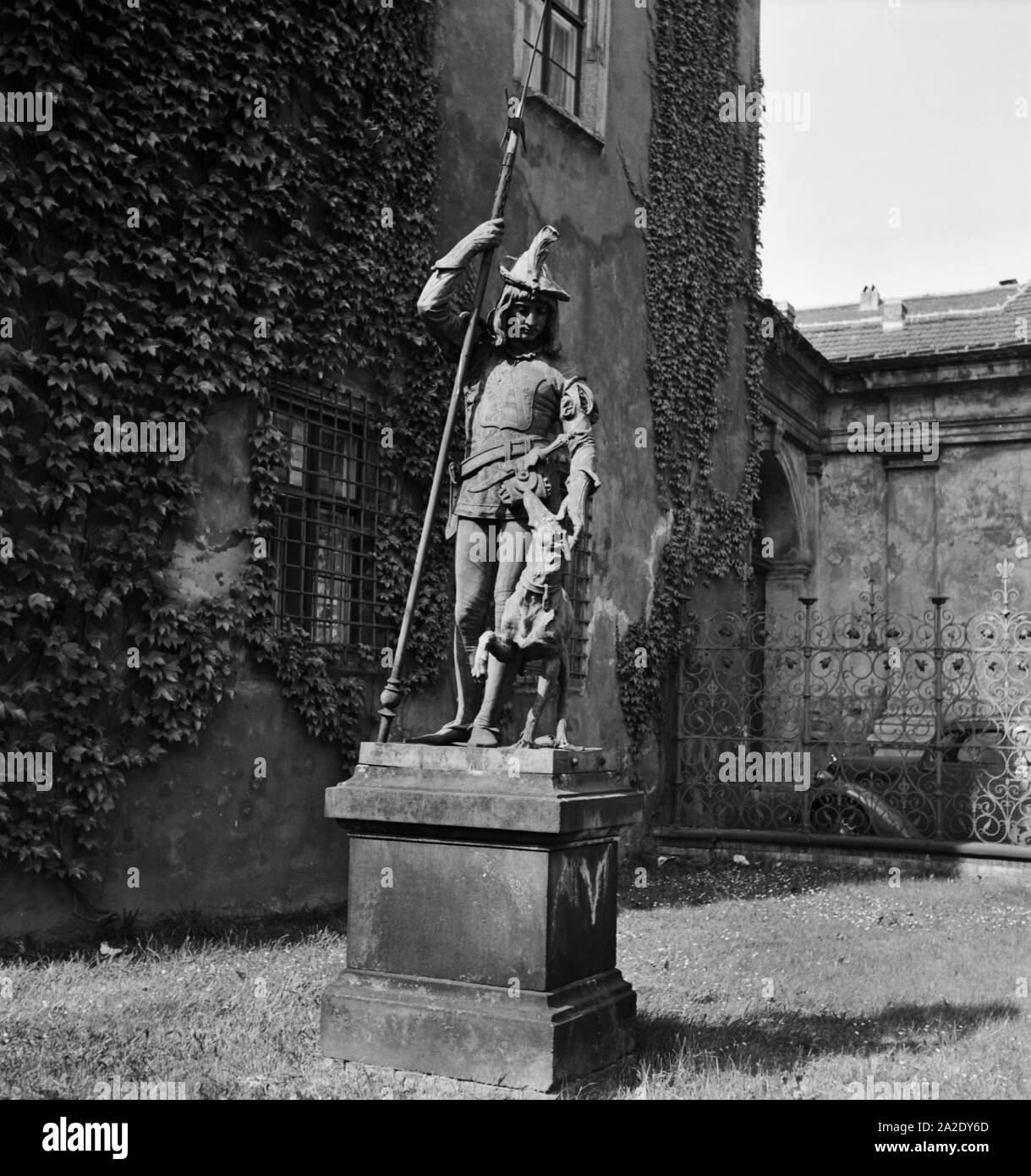 Wächterfigur Innenhof im vom Schloß a Dessau, Deutschland 1930er Jahre. Custode scultura presso il cortile del castello a Dessau, Germania 1930s. Foto Stock
