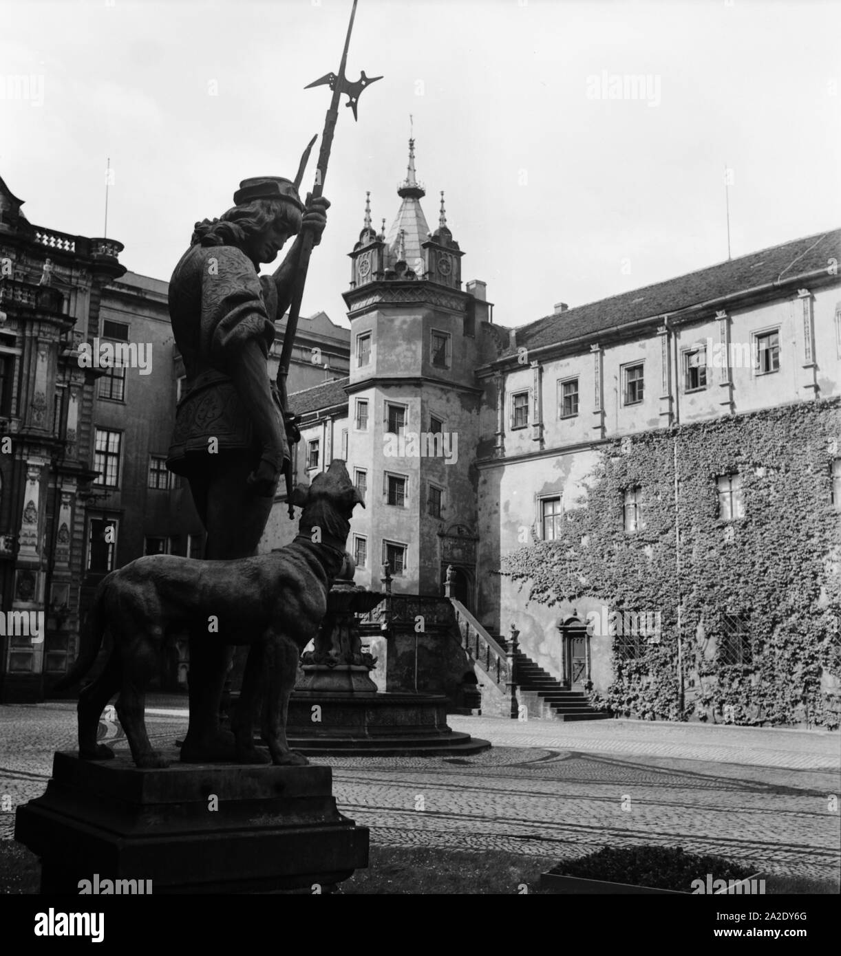 Wächterfigur Innenhof im vom Schloß a Dessau, Deutschland 1930er Jahre. Custode scultura presso il cortile del castello a Dessau, Germania 1930s. Foto Stock
