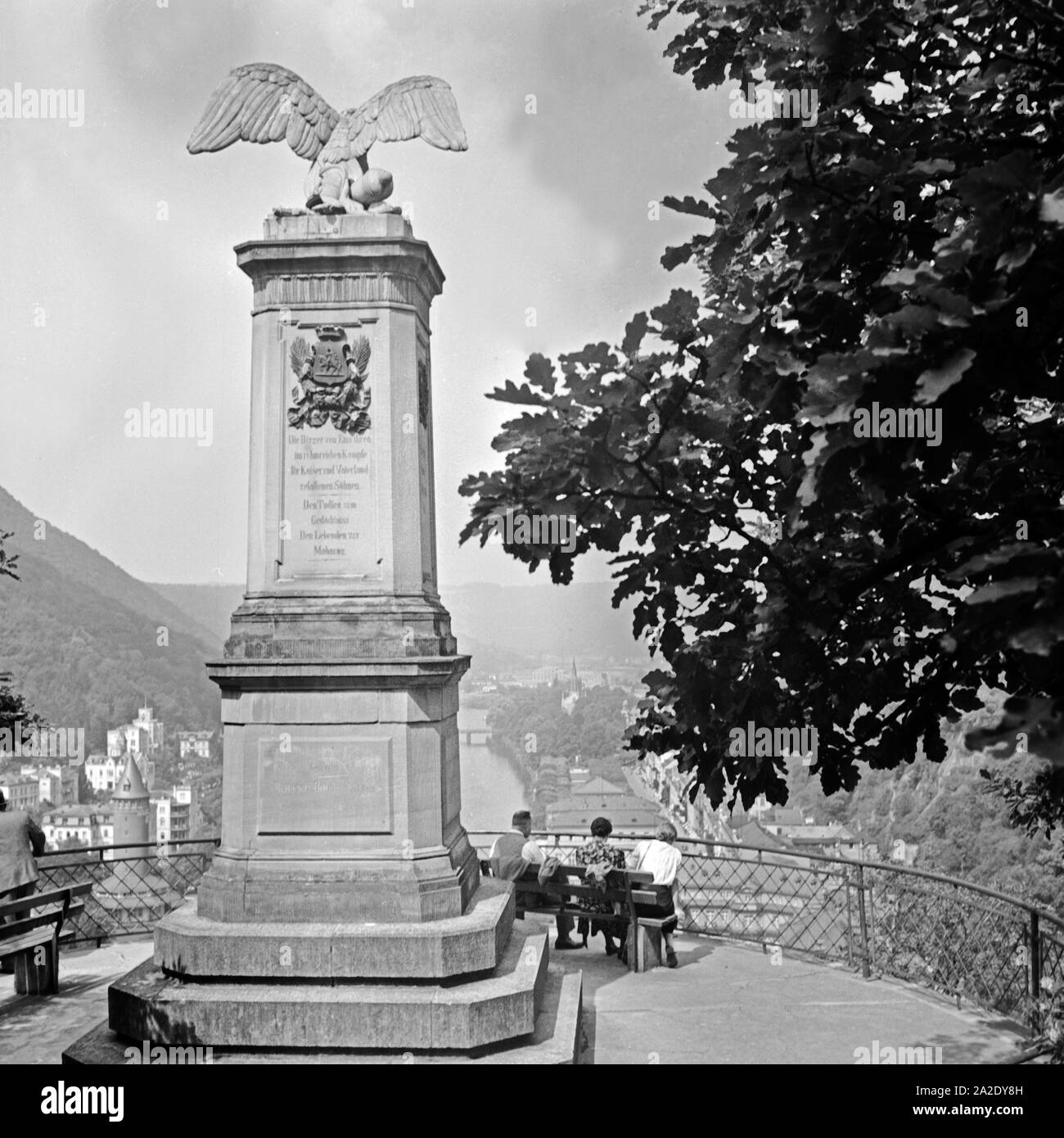 Menschen sitzen auf einer Anhöhe über der Lahn in Bad Ems un einem Ehrenmal, Deutschland 1930s. La gente seduta sopra la riva del fiume Lahn a Bad Ems a WWI memorial, Germania 1930s. Foto Stock