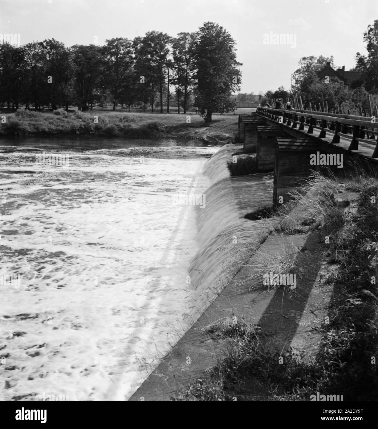 Eine Kleine Stromschnelle im Fluß Mulde a Dessau, Deutschland 1930er Jahre.  Poco rapids al fiume Mulde a Dessau, Germania 1930s Foto stock - Alamy