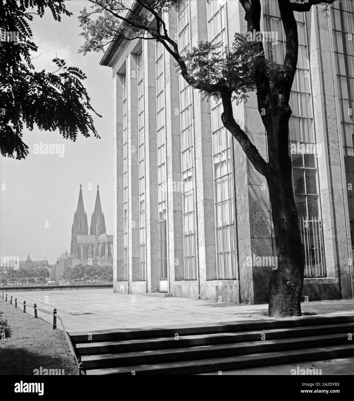 Blick von einem der Gebäude der Köln Messe zur Stadtseite mit dem Hohen Dom zu Köln, 1930er Jahre. Vista da uno della fiera di Colonia degli edifici per la cattedrale di Colonia, 1930s. Foto Stock