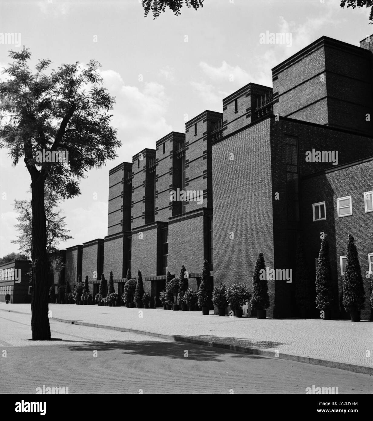 Blick auf die Ausstellungshallen a Magdeburgo, Deutschland 1930er Jahre. Vista la Magdeburg sale espositive, Germania 1930s. Foto Stock