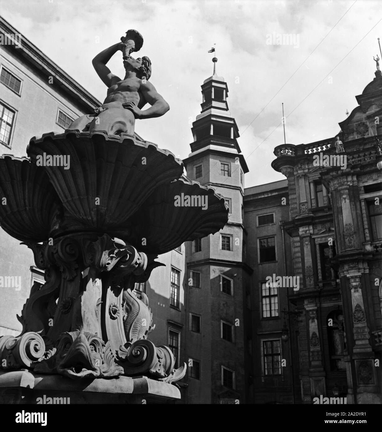 Brunnen Innenhof im vom Schloß a Dessau, Deutschland 1930er Jahre. Fontana nel cortile del castello a Dessau, Germania 1930s. Foto Stock