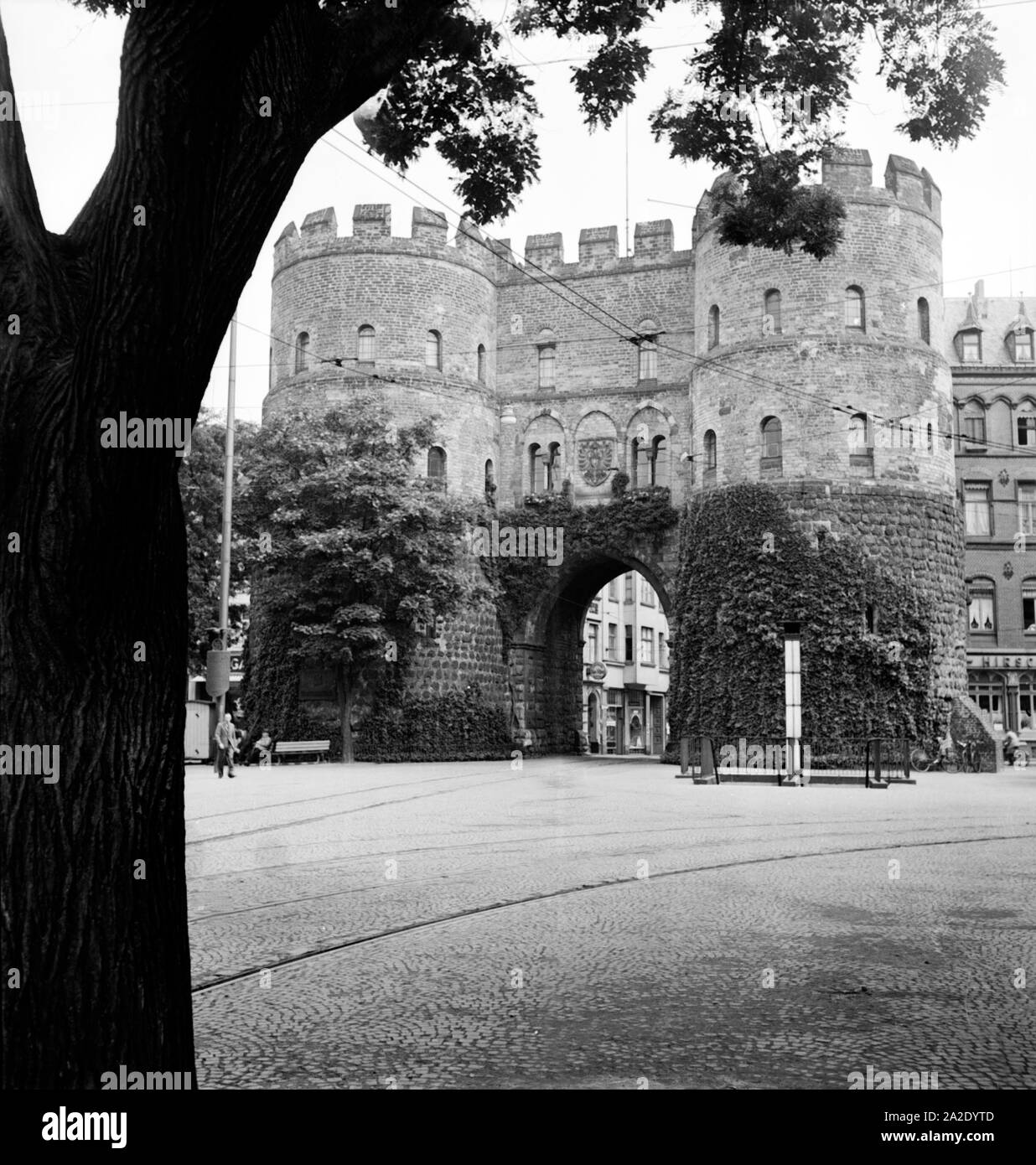 Eines der Kölner Stadttore, das Hahnentor am Rudolfplatz in Köln, 1930er Jahre. Un vecchio la medievale città di Colonia di cancelli, 1930s. Foto Stock