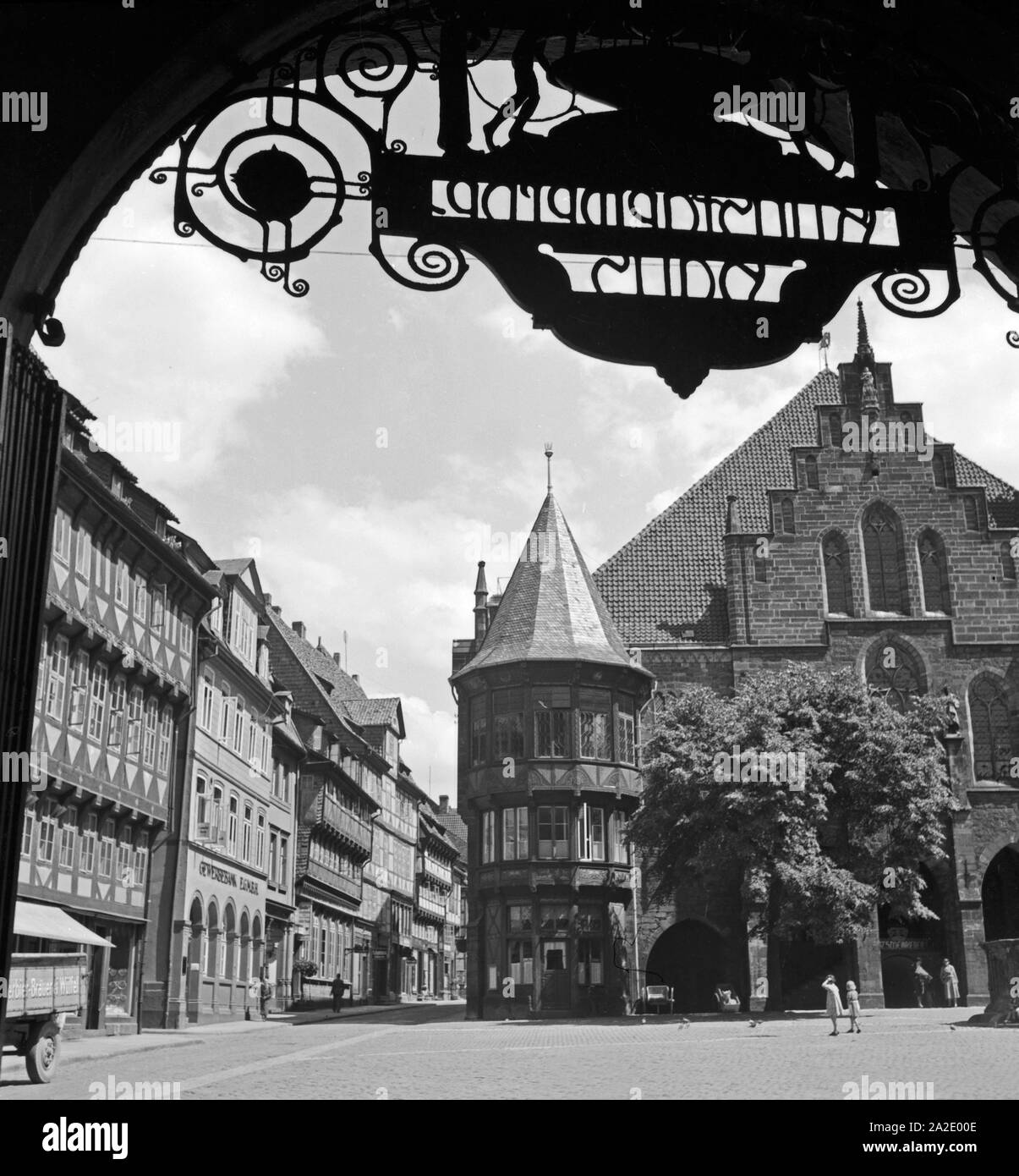 Blick auf den Eckturm am Rathaus von Hildesheim, Deutschland 1930er Jahre. Vista della torre angolare del municipio a Hildesheim, Germania 1930s. Foto Stock