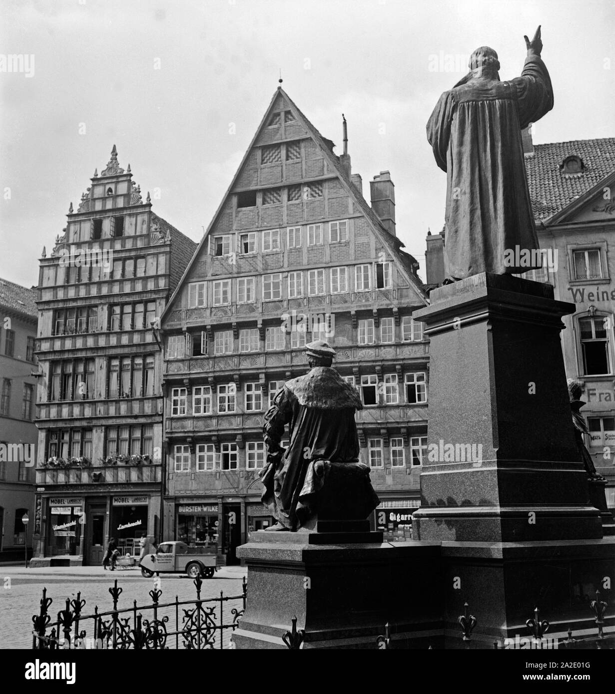 Das Lutherdenkmal an der Marktkirche di Hannover in Deutschland 1930er Jahre. Martin Lutero monumento vicino alla vecchia chiesa di mercato ad Hannover, Germania 1930s. Foto Stock