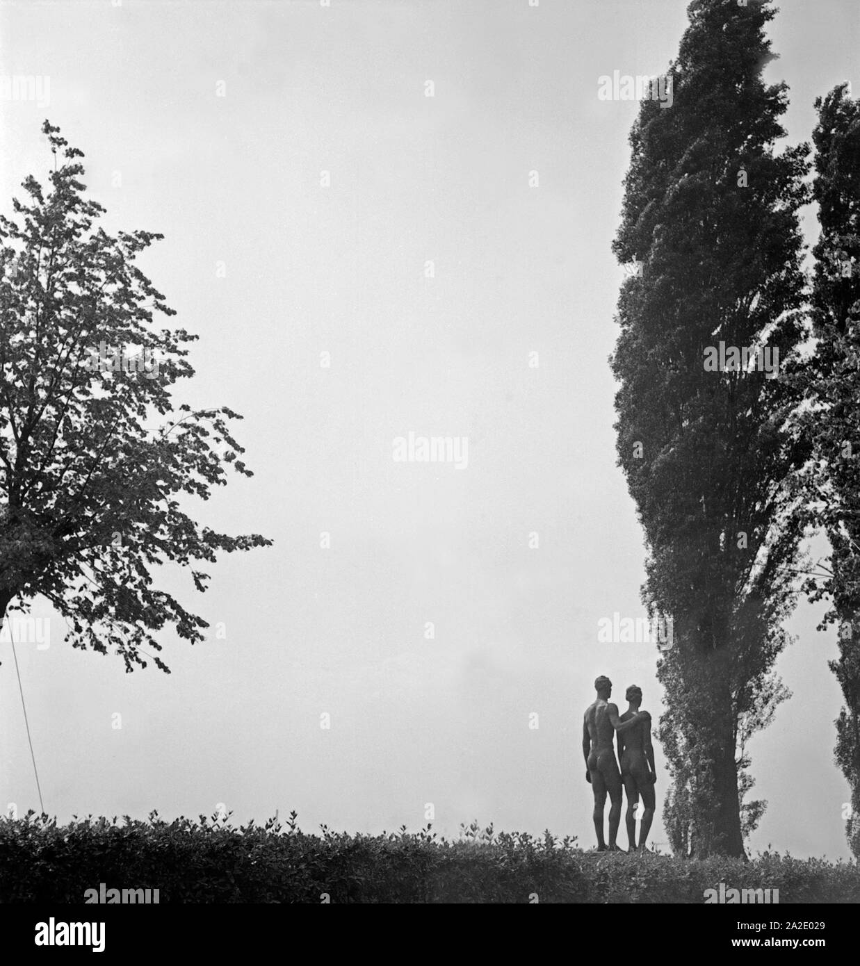 Die Skulptur 'Paar' des Bildhauers Georg Kolbe a Hannover, Deutschland 1930er Jahre. La scultura "coppia" dell'artista Georg Kolbe a Hannover, Germania 1930s. Foto Stock
