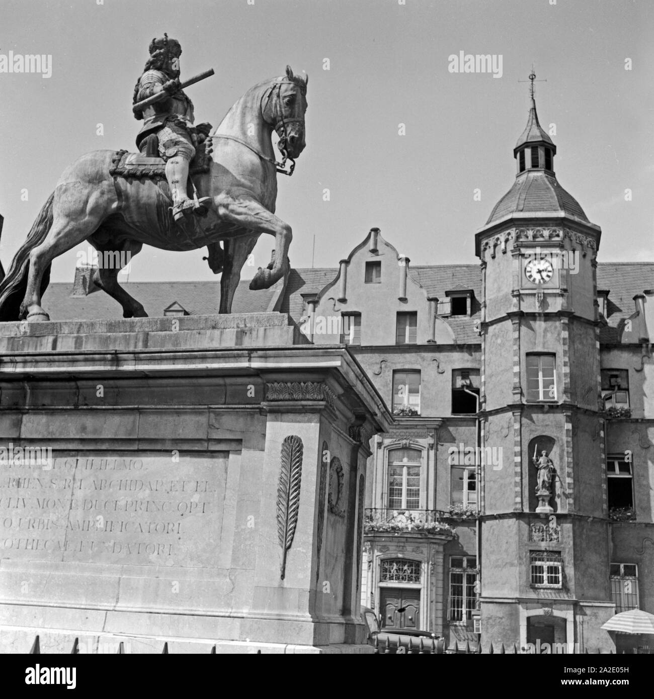 Der Marktplatz mit dem Jan Wellem Reiterdenkmal in der Altstadt von Düsseldorf, Deutschland 1930er Jahre. Mercato principale con la scultura equestre del principe elettore Jan Wellem presso la vecchia città di Duesseldorf, Germania 1930s. Foto Stock