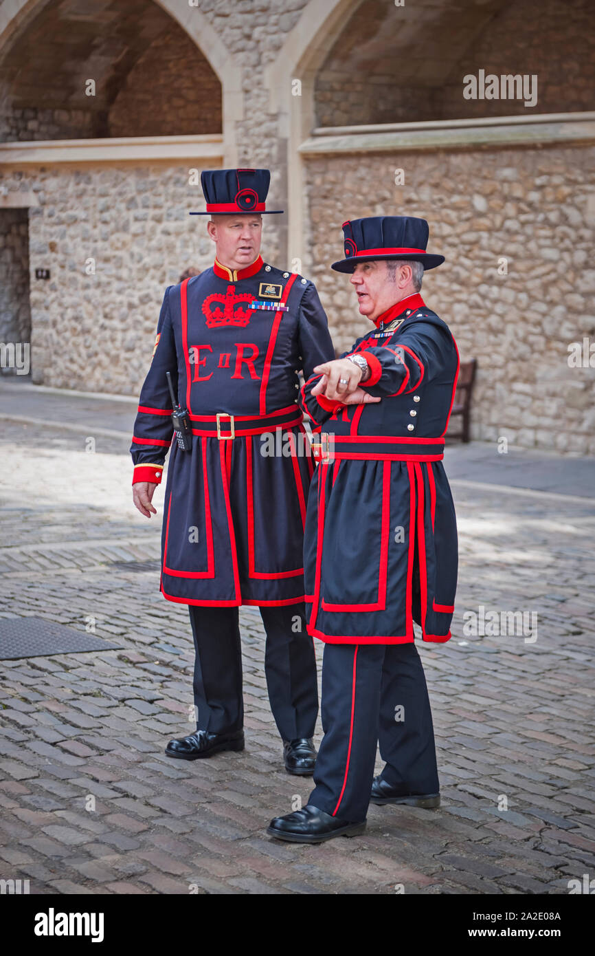 Beefeaters nella Torre di Londra Foto Stock