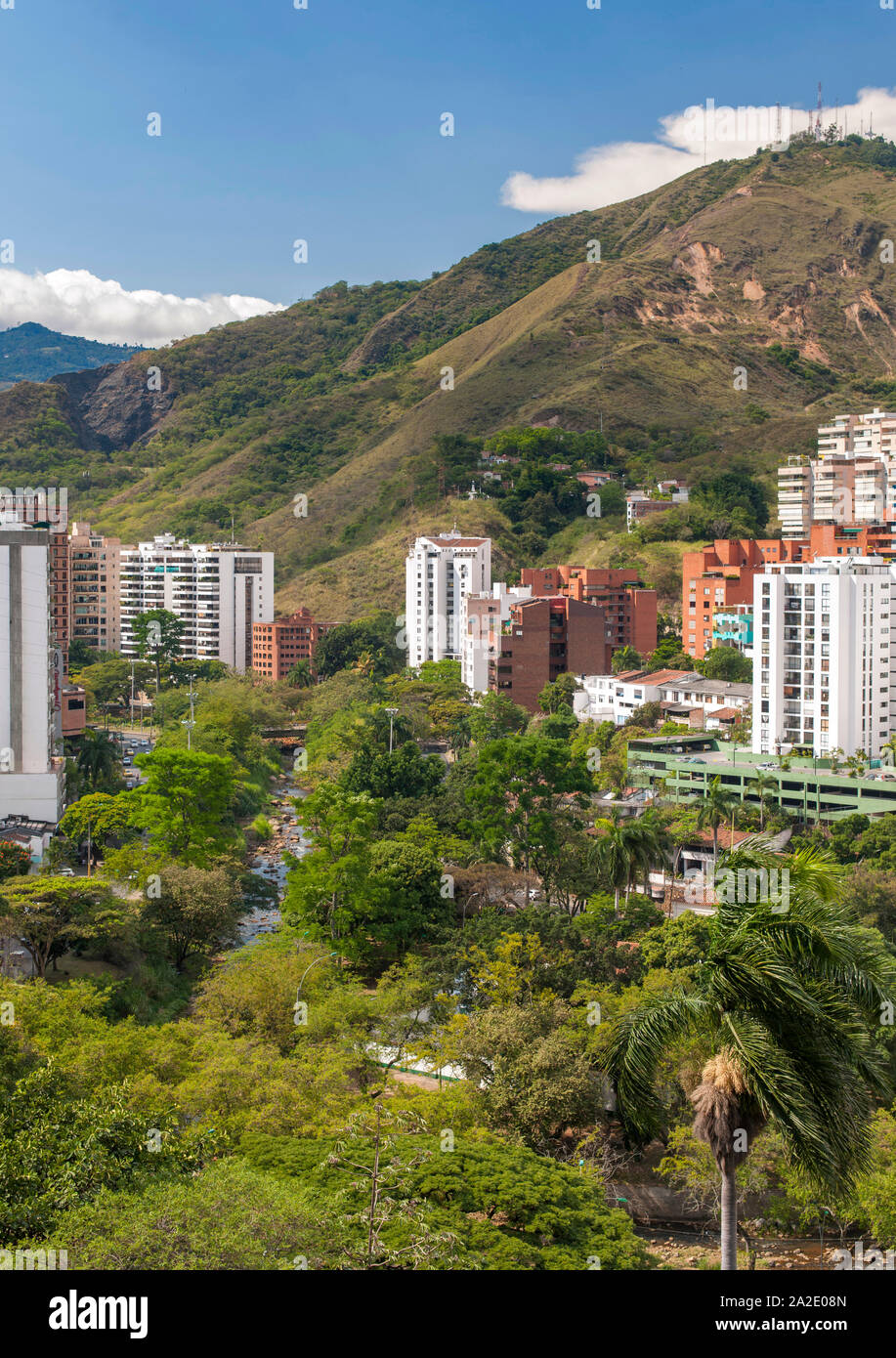 Vista del Fiume Cali e gli edifici sulle piste di El Cerro de las Tres Cruces (Collina delle Tre Croci) nella città di Cali, Colombia. Foto Stock