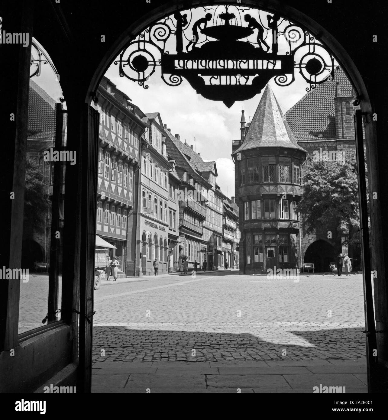 Blick auf den Eckturm am Rathaus von Hildesheim, Deutschland 1930er Jahre. Vista della torre angolare del municipio a Hildesheim, Germania 1930s. Foto Stock