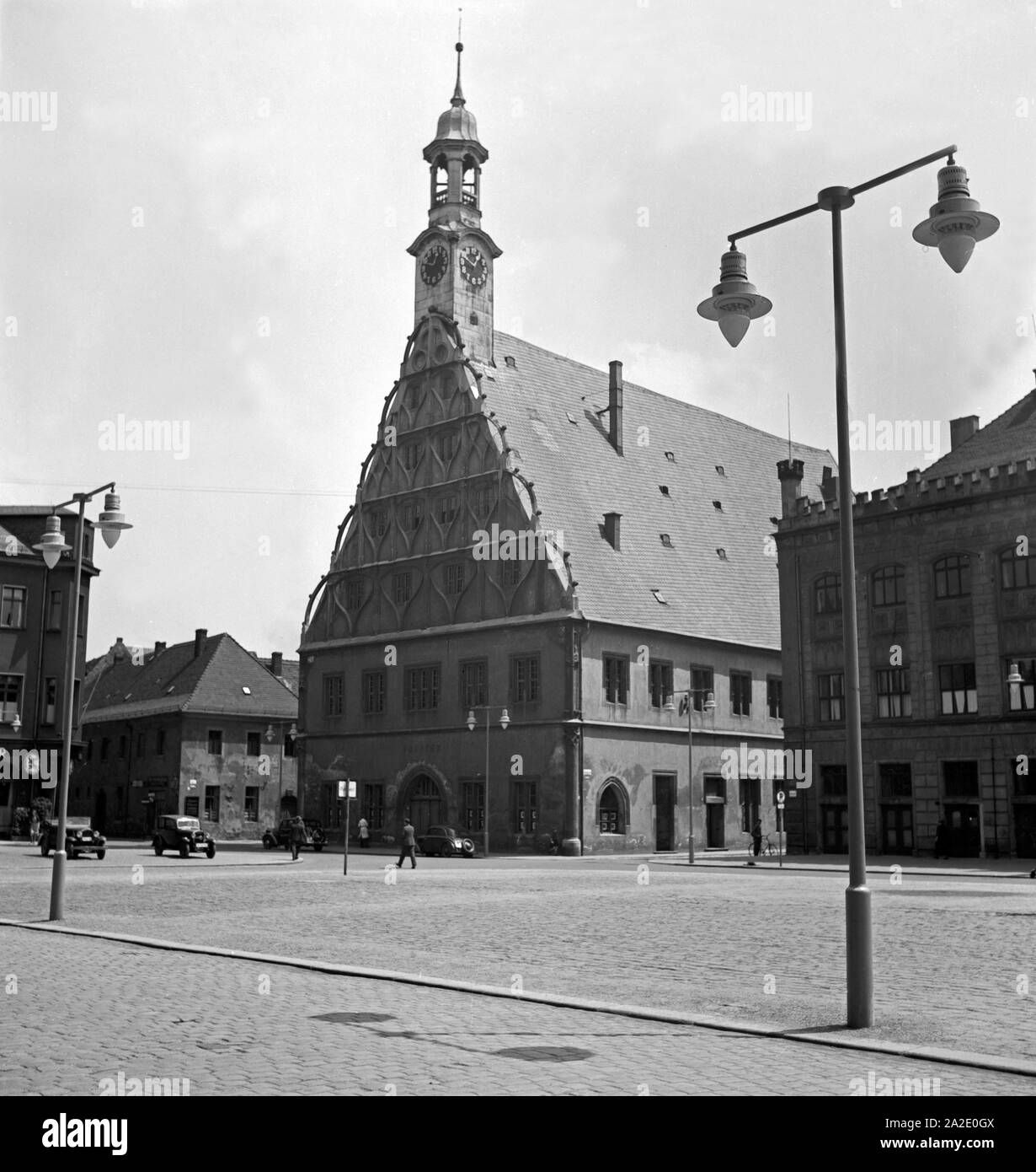 Das Rathaus mit dem Gewandhaus in der Altstadt von Zwickau, Deutschland 1930er Jahre. Il municipio e la guild hall nella vecchia città di Zwickau, Germania 1930s. Foto Stock