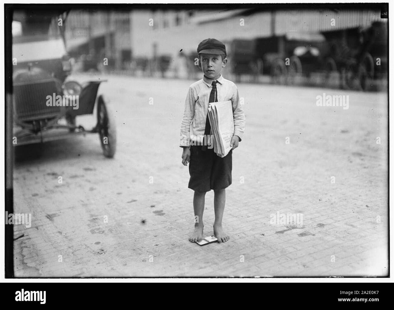 Otto anni che newsie. Molti ragazzi alzarsi presto per vendere giornali. Una decina di anni inizia alle 3 del mattino ogni giorno e va a scuola. Foto Stock
