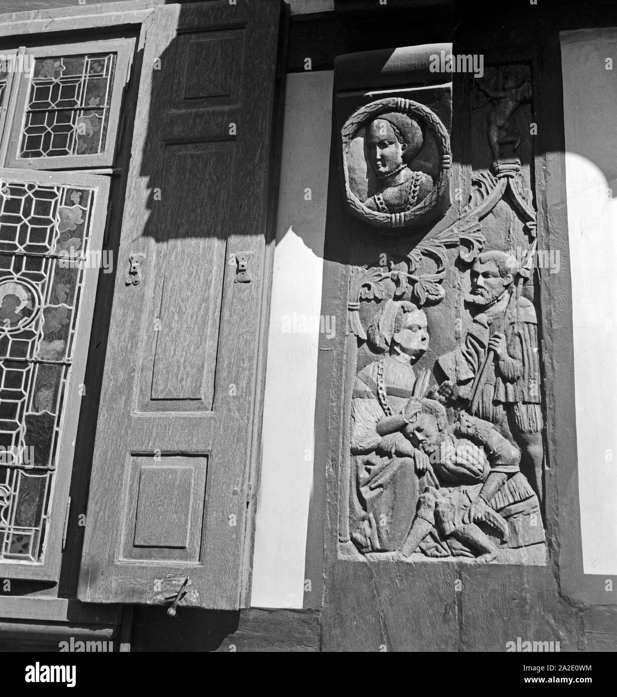 Sollievo an der Außenwand vom Junkerhaus a Gottinga, Deutschland 1930er Jahre. rilievo su una parete esterna di una casa in legno presso la vecchia città di Goettingen, Germania 1930s. Foto Stock