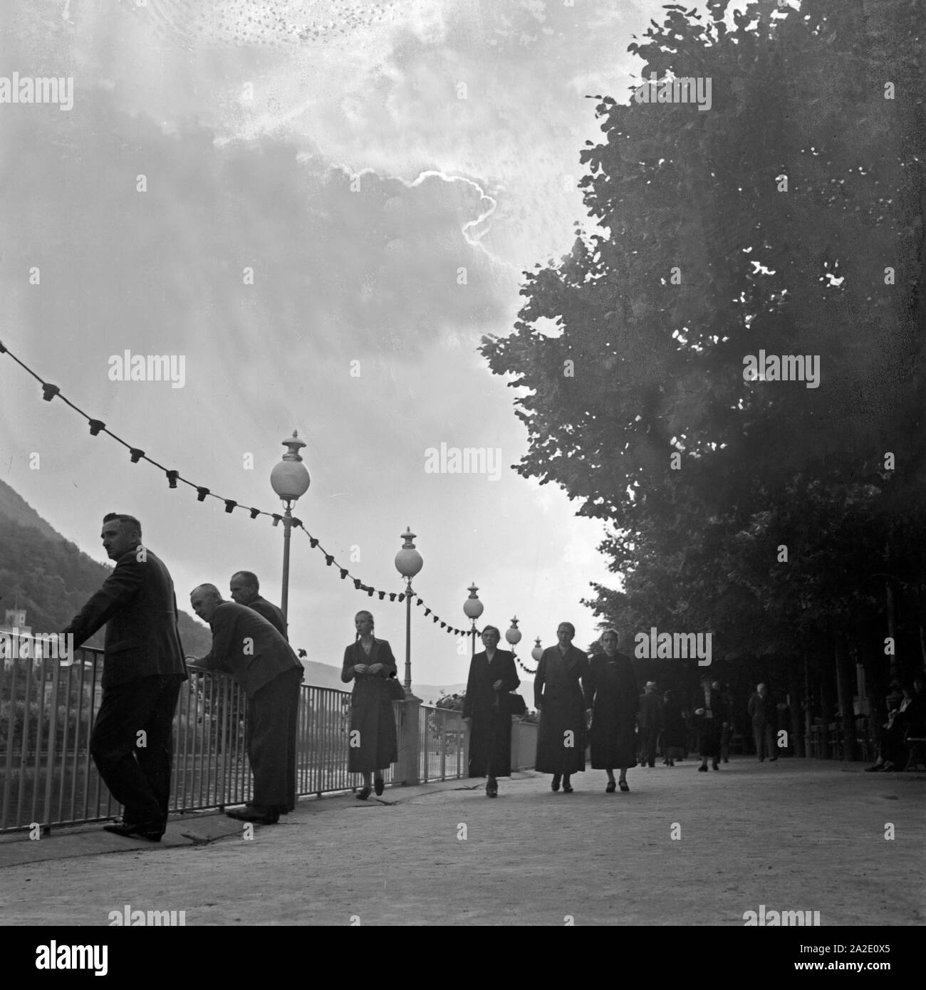 Menschen stehen am Ufer der Lahn in Bad Ems, Deutschland 1930s. Persone in piedi sulla riva del fiume Lahn a Bad Ems, Germania 1930s. Foto Stock