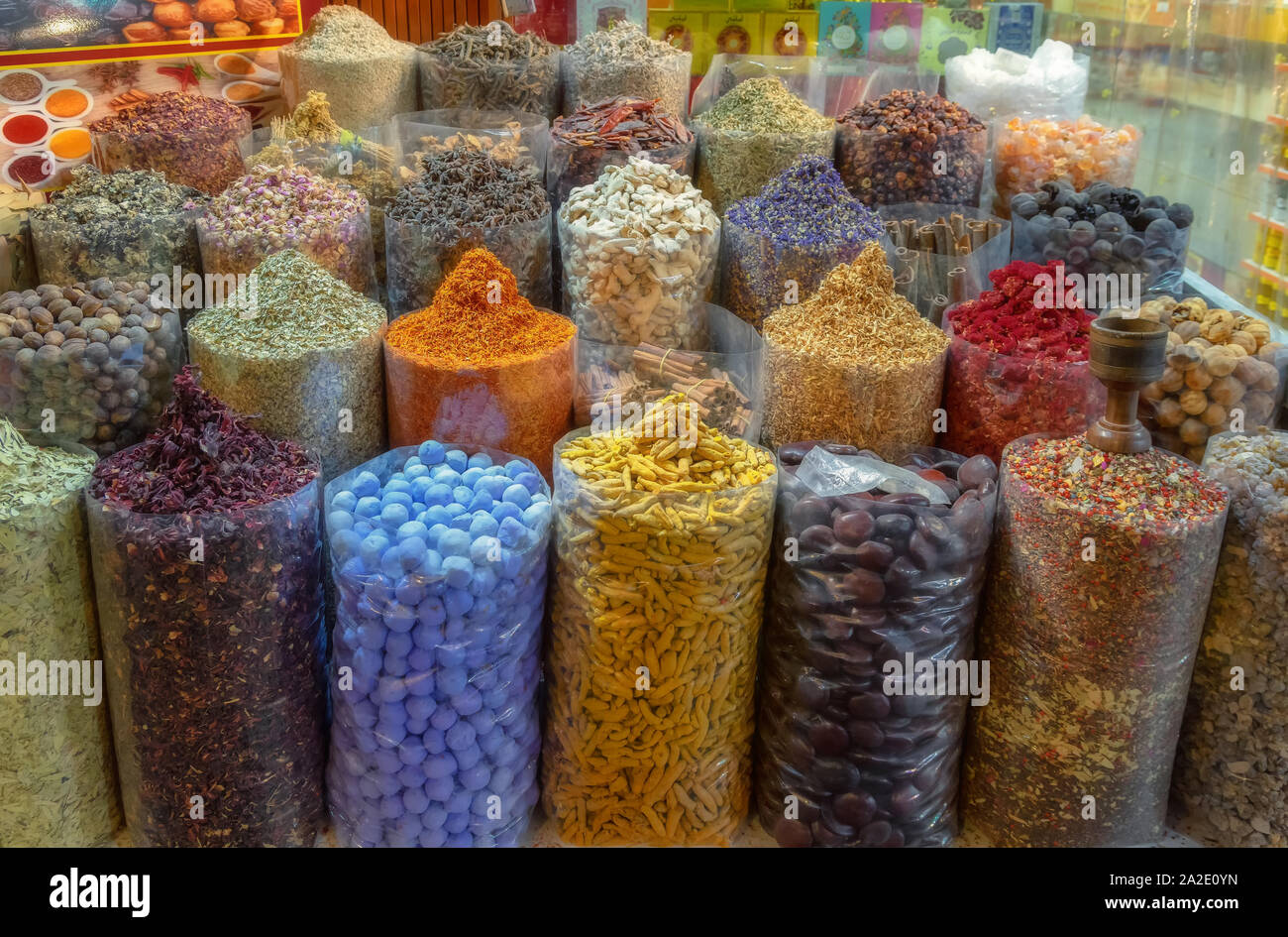 Spezie messi in vendita presso uno degli stand presso il mercato di Dubai. Foto Stock