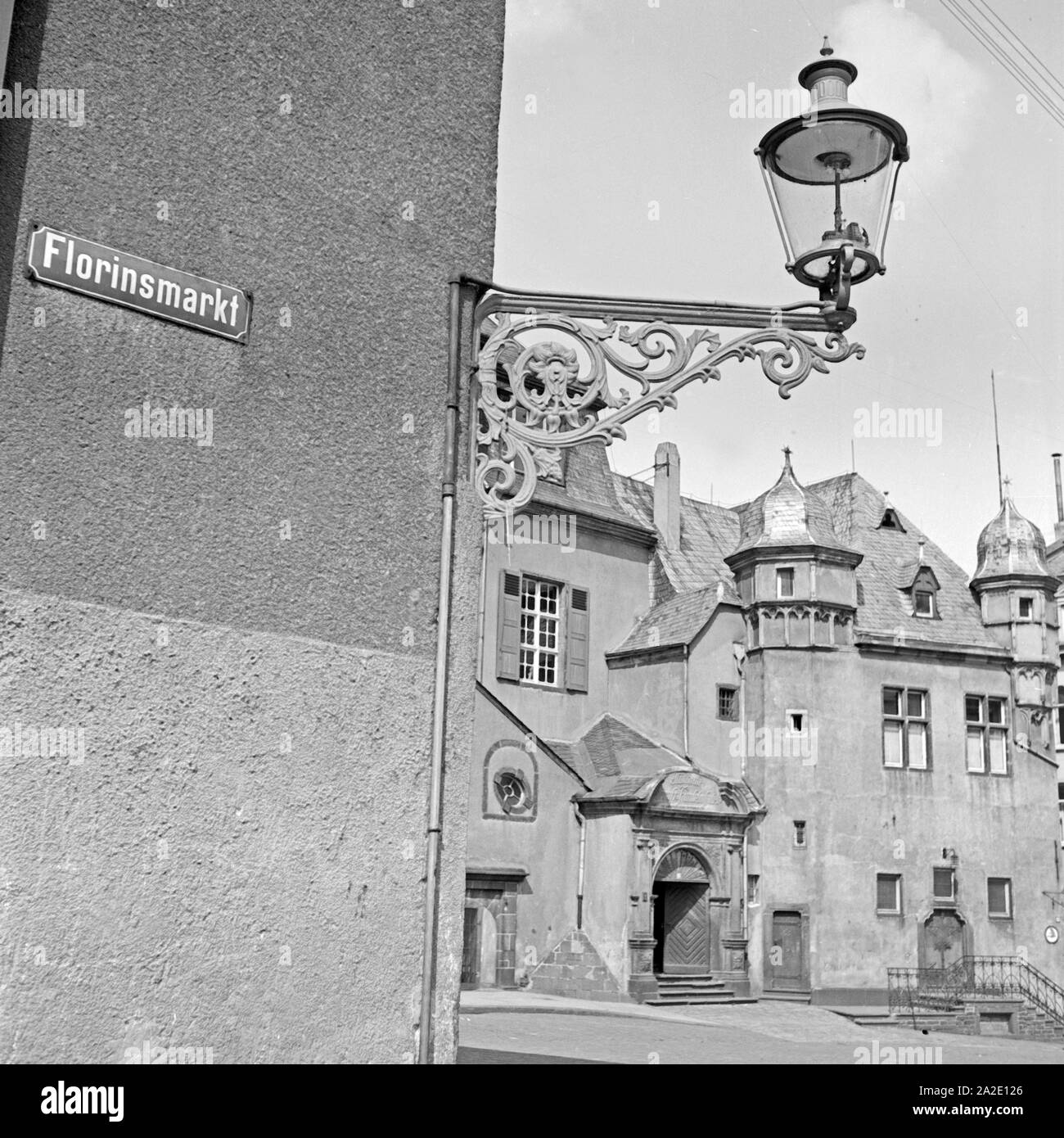 Das alte Kaufhaus auf dem Florinsmarkt di Coblenza, Deutschland 1930er Jahre. Vecchio grande magazzino e la casa danzante presso il mercato Florinsmarkt a Coblenza, Germania 1930s. Foto Stock