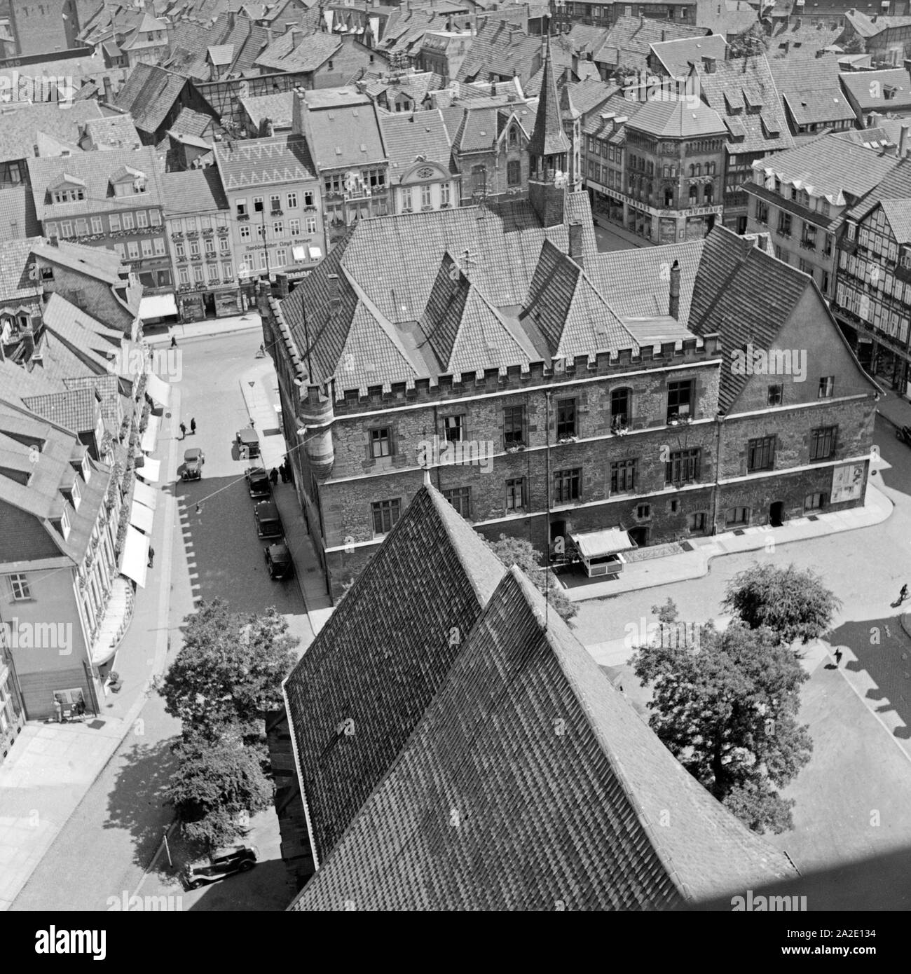 Blick auf das alte Rathaus in der Altstadt von Göttingen, Deutschland 1930er Jahre. Vista aerea per il vecchio municipio e la vecchia città di Goettingen, Germania 1930s. Foto Stock