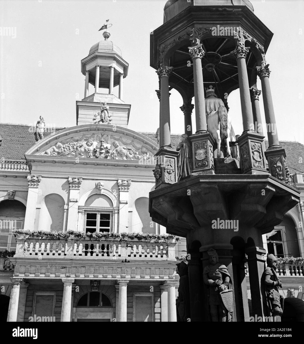 Das alte Rathaus auf dem Alten Markt a Magdeburgo, Deutschland 1930er Jahre. Il vecchio municipio di Magdeburgo, Germania 1930s. Foto Stock