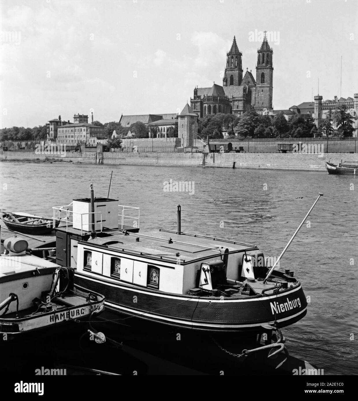 Blick über die Elbe zum Dom von Magdeburg, Deutschland 1930er Jahre. Vista sul fiume Elba alla Cattedrale di Magdeburgo, Germania 1930s. Foto Stock